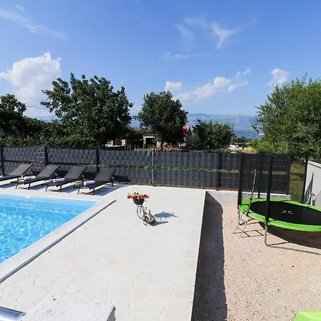 Holiday Pyrus Vila